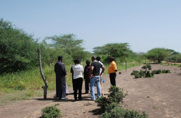 RAE Trust staff show the USIP/IofC team the difference between protected pasture (left) and land open to communal grazing.  The latter is prone to erosion by wind and flash floods.