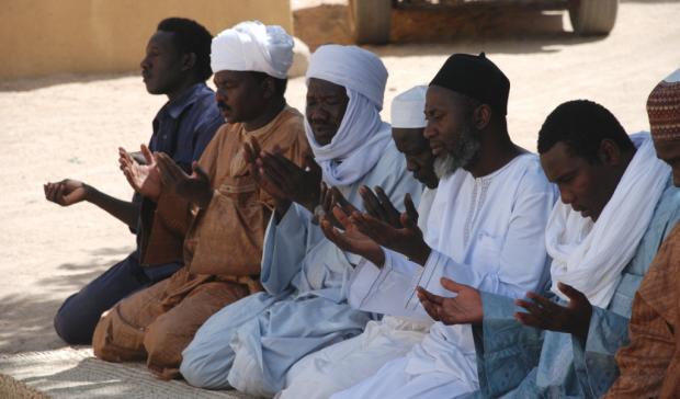 Imam Muhammad Ashafa (centre) prays with participants at the mediation workshop in Abeche, eastern Chad